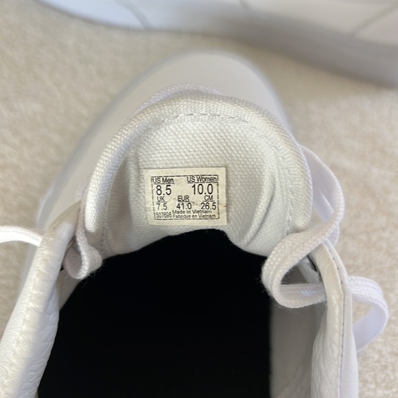 Women’s Vans tennis shoes sz 10 or men’s 8.5. - Picture 4 of 6